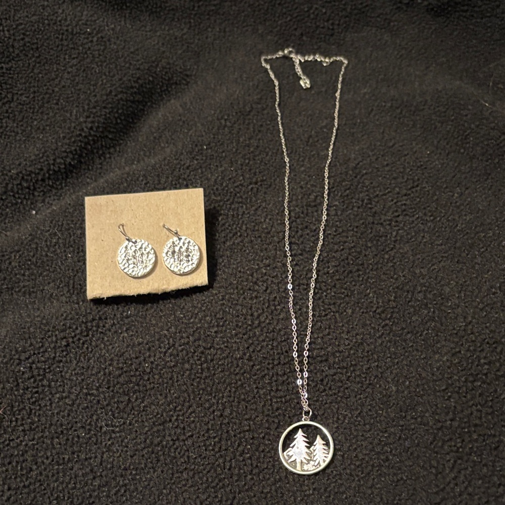 New- Matching Tree Design Necklace and Earring Set